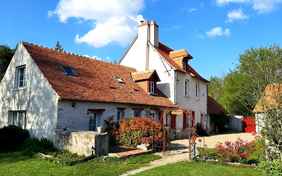 Zwei familiäre Chambres d'hôtes bieten am Abend Zimmer für die Familien und eine Weide für den Esel